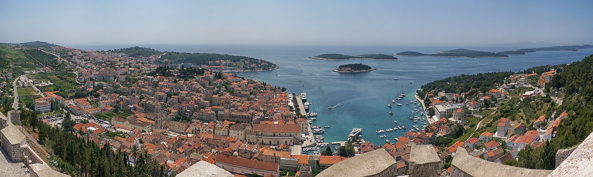 Panorama z twierdzy Fortica na Stare Miasto Hvar, port i Wyspy Pakleńskie