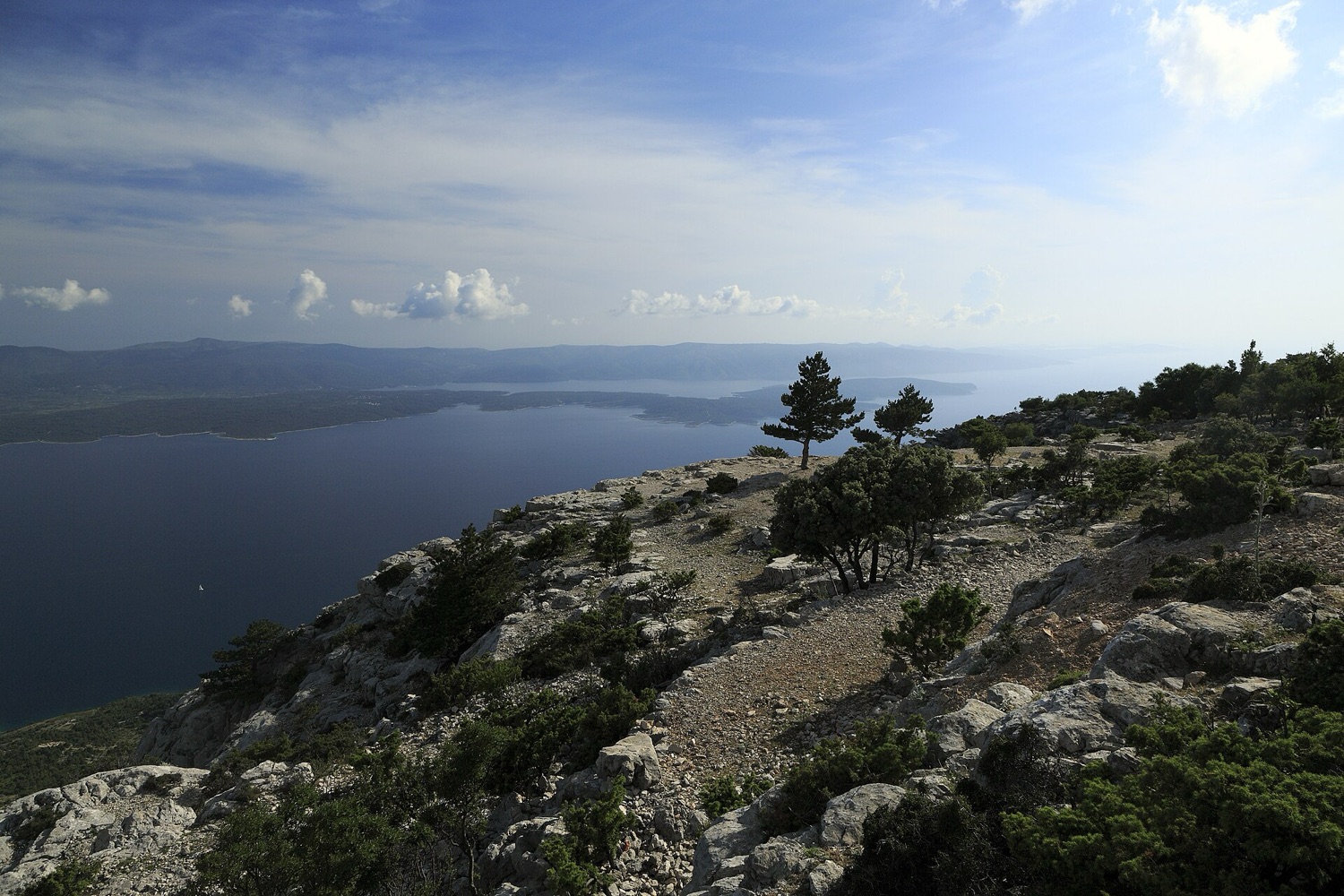 Skalisty grzbiet Vidovej Gory i panorama Adriatyku